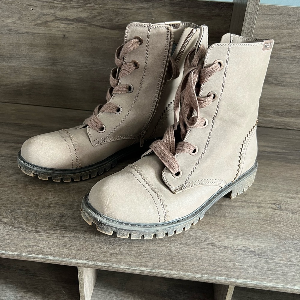 Roxy boots